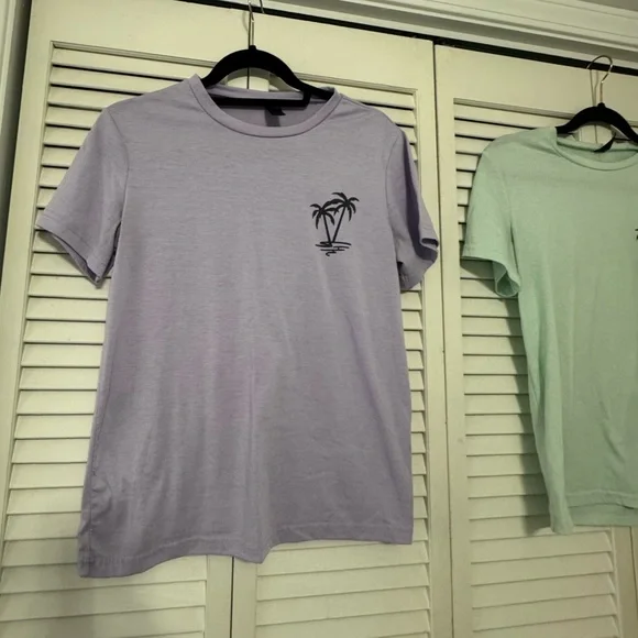 4 t-shirts - Picture 3 of 8